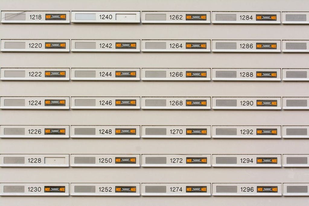 Jan van der Wolf באתר PEXELS apartment building mailboxes